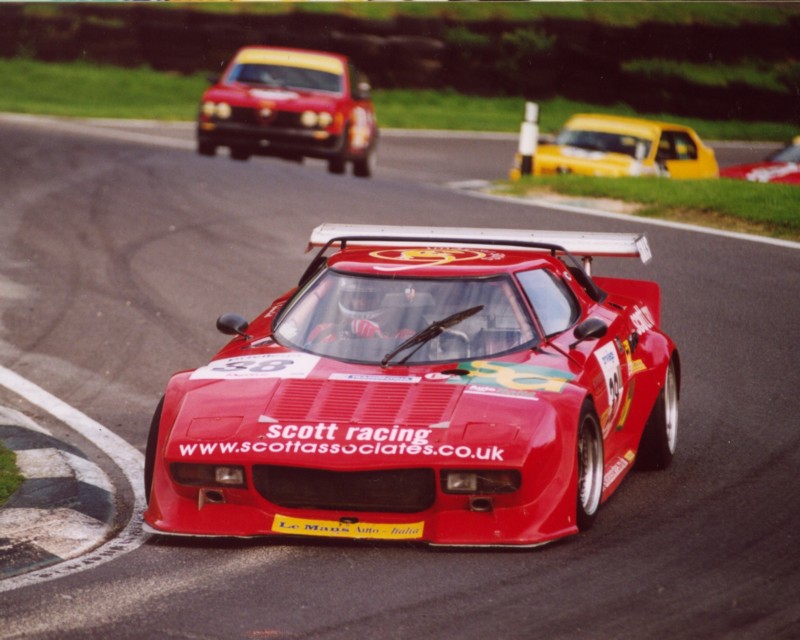 Graham Scott, Stratos, leads at Cadwell Park